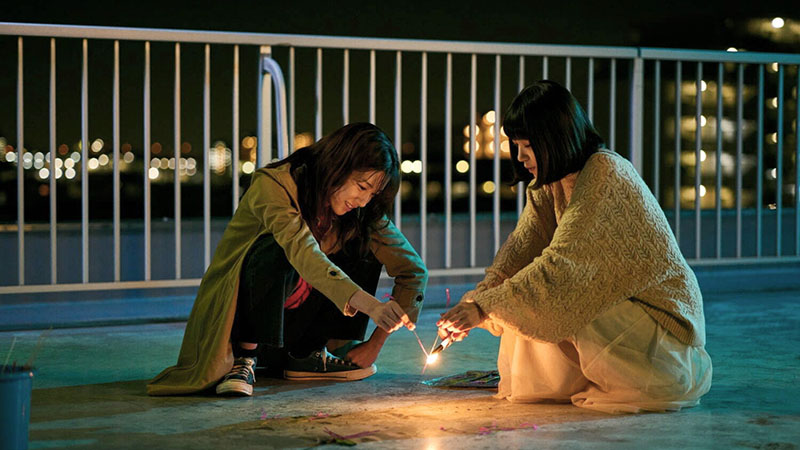 映画『マイ・ブロークン・マリコ』の線香花火をするシイノとマリコ