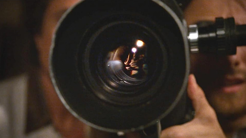 『X エックス』撮影するカメラのレンズのクローズアップ