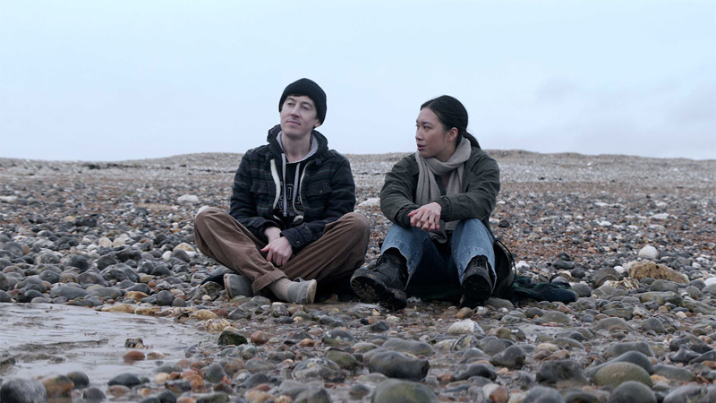 Netflix『三体』第6話の海岸で会話するウィルとジン