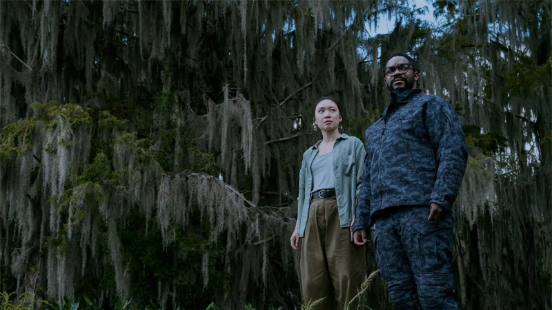 Netflix『三体』第7話のラストシーンで、湿地の虫を眺めるジンとソール