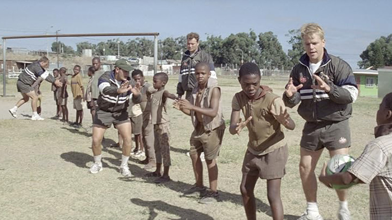 『インビクタス 負けざるものたち』黒人少年たちにラグビーを教えるフランソワ・ピナール