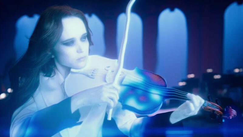『アンブレラ・アカデミー』シーズン1第10話、バイオリンを演奏する白くなったヴァーニャ
